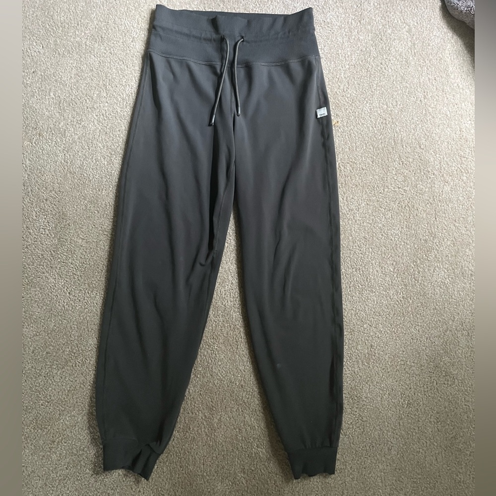 Dark olive green vuori joggers. Size small